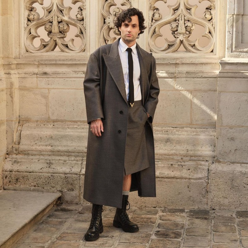 MaisonValentino's tweet photo. Spotted at #ValentinoLÉcole

This weekend inside of Paris's École des Beaux-Arts, Friends of the House including #YangZi, #PennBadgley, #MadelainePetsch and #BalqeesFathi all came out to celebrate #PierpaoloPiccioli and have a first look at his new collection.