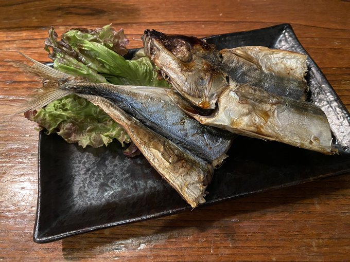 久々にくさやを食べたんだけどさ えぐいなこれ。。。 クセェのにうめぇ。。。永遠に焼酎あおれる。 https://t.co/ioDnyn7KWo