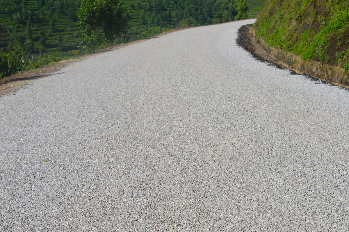The @RwandaGov through @RTDARwanda, is constructing Feeder Roads in @NyabihuDistrict. These roads are expected to facilitate farmers to access markets for their agriculture produce with safety, on time and at lower cost. This project was funded by The @WorldBank. 2/4 #RwandaWorks