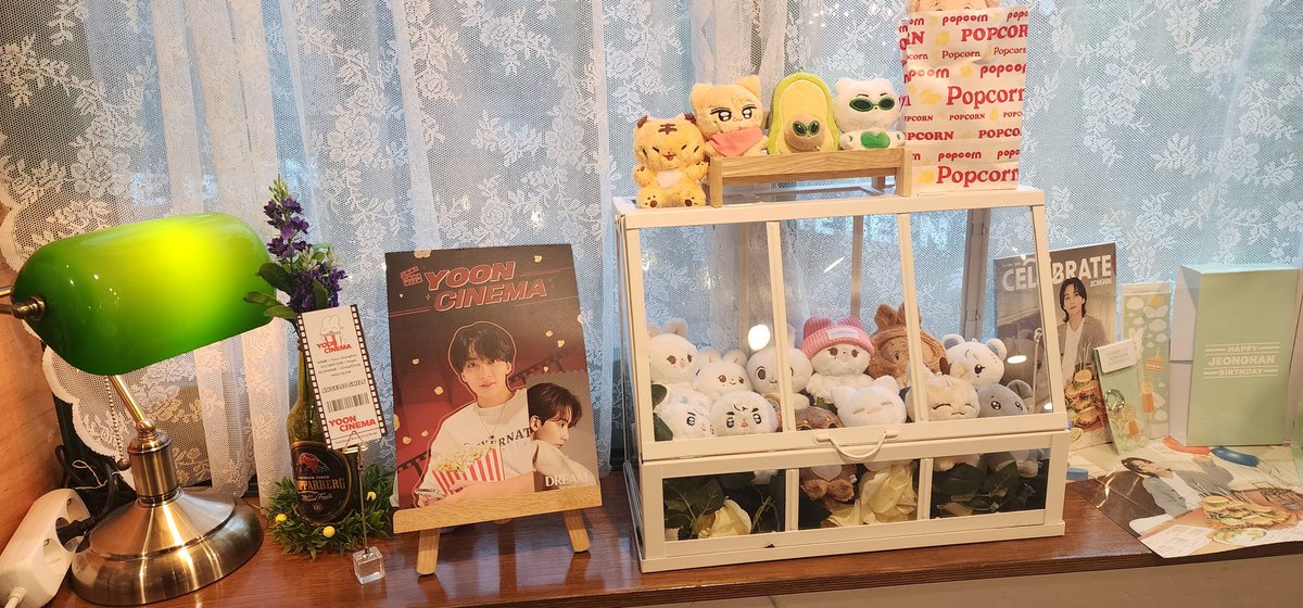 WONHANY_'s tweet photo. 🐰🌼 카페 소울버튼

#윤씨네마_천사지기_윤정한
#캐러뜰_나랑_영화_보자여

비가 갑자기 내려서 멘탈 깨진 상태로 방문했다가 힐링 잔뜩 받고 왔어요! 포스터 하나하나 너무 좋았고, 컨셉에 맞게 팝콘도 나눠지시고, 내부를 너무 잘 꾸며놔서 구경하기 너무 좋았습니다! 직원분도 너무 친절하셨어요! https://t.co/VZwhNFxJRW