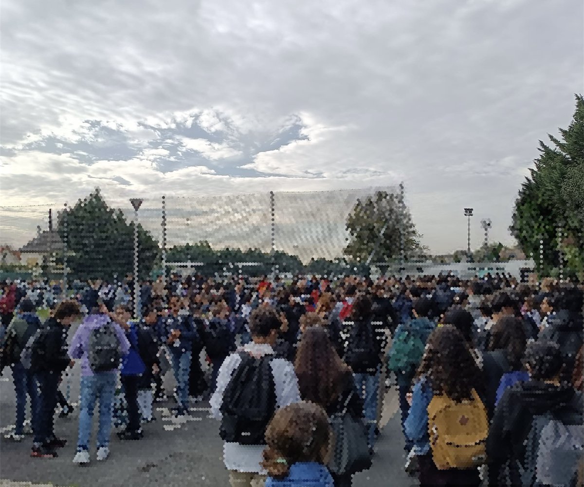 abomangoli's tweet photo. Ce matin, 3 lycées d’#Aulnay ont reçu simultanément une alerte à la #bombe. Elles se sont toutes avérées #frauduleuses. La France entière est touchée. Tout mon soutien à la communauté éducative, et remerciements aux équipes de déminage et aux agents municipaux mobilisés. https://t.co/Q5DyQnmbNe