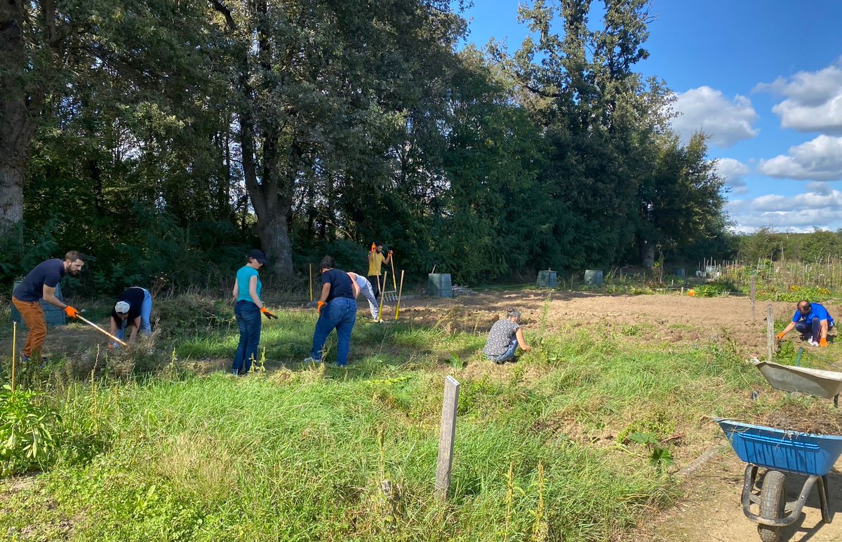 OJUBAN's tweet photo. 📌Mardi à #Angers avec l'Association Resto Troc

Préparation de mochis en vue de l’événement de
sensibilisation « Octobre Rose » et travaux de végétalisation d'un jardin. https://t.co/3L8PDBHGVP