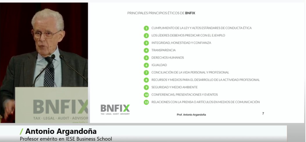 #EncuentroAnualBNFIX <a href="/AntArgandona/">Antonio Argandoña</a> habla asimismo de las normas morales y principios que ayudan a tomar buenas decisiones, así como de los principios de BNFIX: "vais en la buena dirección", comenta.