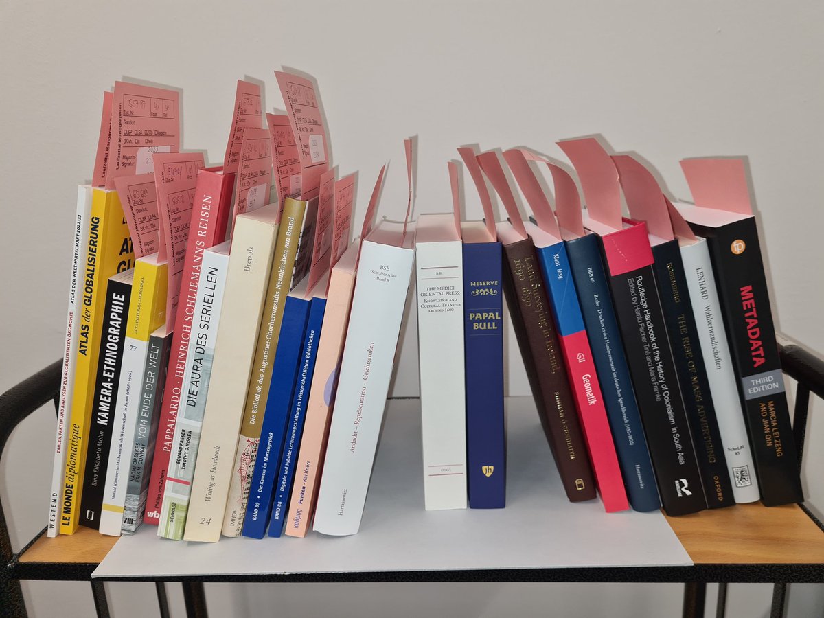 Derzeitiges Drehungsverhältnis auf meinem Bücherwagen:
⬆️13 : ➡️2 : ⬇️7 
#linksgedreht #waagerecht #rechtsgedreht #fachreferatsdonnerstag