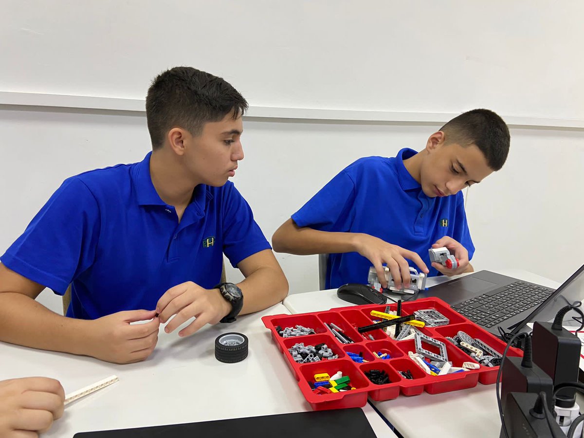 EdtechRhhs's tweet image. Robots are made to serve humans. Don’t you agree? BE8-A building their first robot using EV3Lego.
#robotics #EV3Mindstorms
@RHHSInterD @RHHS_Saida