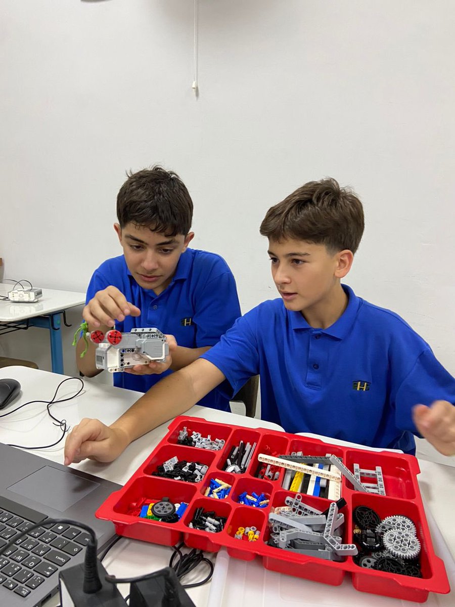EdtechRhhs's tweet image. Robots are made to serve humans. Don’t you agree? BE8-A building their first robot using EV3Lego.
#robotics #EV3Mindstorms
@RHHSInterD @RHHS_Saida
