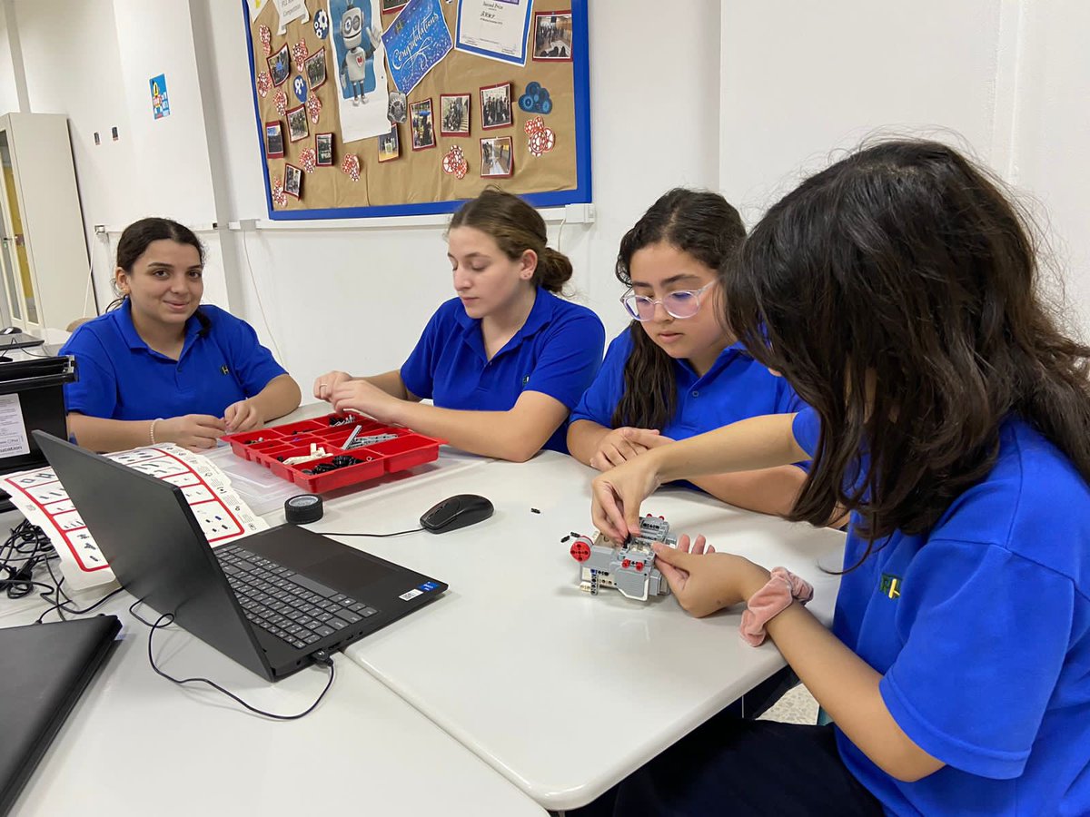 EdtechRhhs's tweet image. Robots are made to serve humans. Don’t you agree? BE8-A building their first robot using EV3Lego.
#robotics #EV3Mindstorms
@RHHSInterD @RHHS_Saida