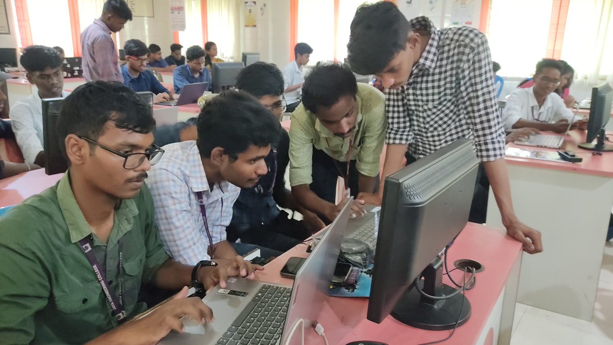 Gryffindor_W3's tweet photo. π€π§ Our mentors are doing an exceptional job keeping things interactive! It's inspiring to see young design minds eagerly soaking up knowledge from our experienced designers. Knowledge-sharing at its finest! ππ‘π
#InteractiveLearning #DesignMentors #gryffindor #UIUXWorkshop https://t.co/JPRu2V5SUQ