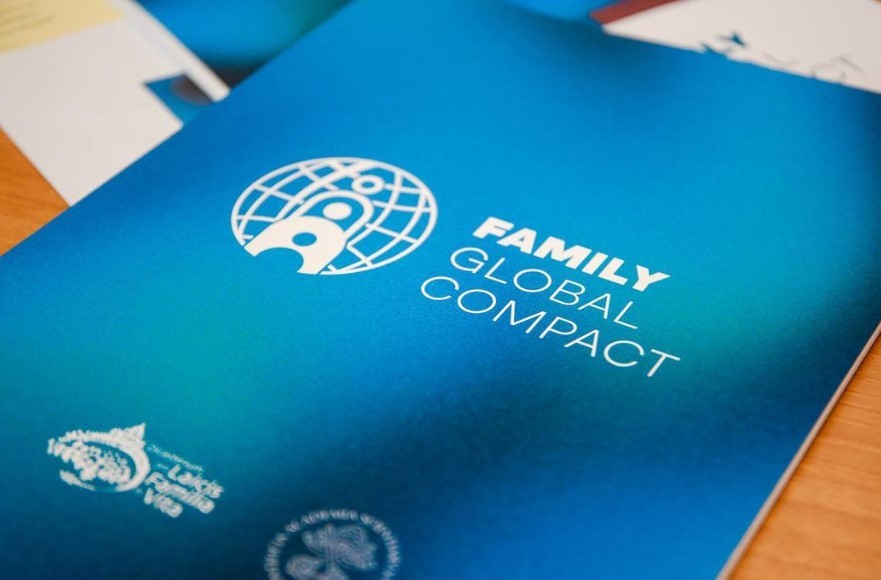 institutojp2's tweet photo. 🌐 Nuestro @JPablo2Madrid se une al #FamilyGlobalCompact, programa compartido de acciones promovido por @LaityFamilyLife.
👨👩👧👦 Contribuimos así al diálogo entre pastoral familiar y centros de estudio e investigación sobre la familia.
➡️ Más detalles en: https://t.co/f2fiaxaFXQ https://t.co/ig9WN4D8Xe