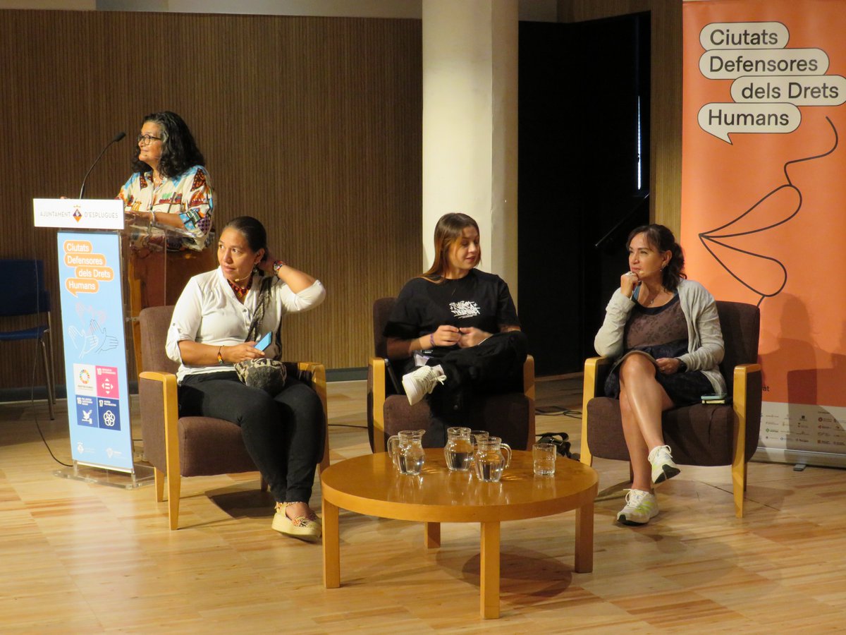 ajesplugues's tweet photo. 👉 #Esplugues acull el Fòrum de Ciutats Defensores #CiutatsDH.

👉 Maribel Aguilera @maribel210770, regidora de #Cooperació i #Solidaritat i #Pau, dona la benvinguda als assistents i Maria del Rosario Vásquez, activista defensora de drets humans colombiana, presenta el projecte. https://t.co/uZT7ffXrVn