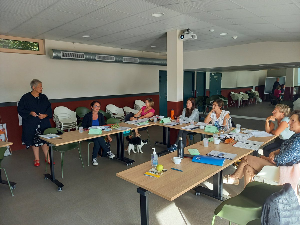 Mel_AseptFCB's tweet photo. Mise en situation des futures animatrices #PepsEureka. Saurez-vous trouver l'intru ? 
#formation @AseptFCB #bénévolat #Prévention https://t.co/DesWqp9vOT