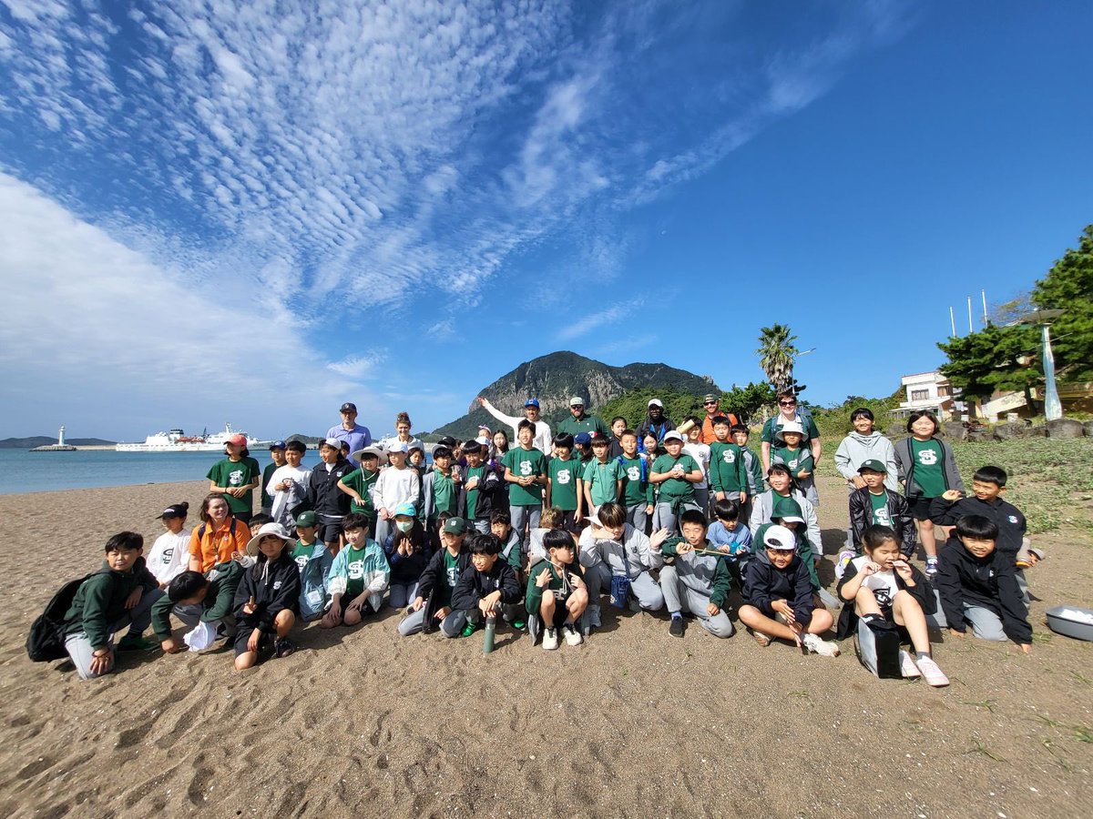 davidmrive's tweet image. I love how @SJA_Jeju we can so easily get out into our natural environment &amp;amp; take positive action alongside our Ss. Hwasun Beach clean-up today! Thanks @NatalieBoydEdu for helping with the organisation! #character #community☀️🏝️♻️