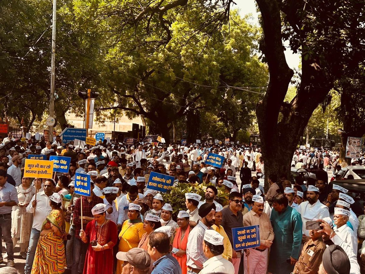 DharampalLakra's tweet photo. आज हमारे वरिष्ठ नेता और राज्य सभा से सांसद श्री #संजयसिंह जी की गिरफ़्तारी के ख़िलाफ़ आम आदमी पार्टी का भाजपा कार्यालय पर हल्ला बोल प्रदशन हुआ. आम आदमी पार्टी के कार्यकर्ताओं के नारों से गूंजा भाजपा कार्यालय।
@ArvindKejriwal 
#लड़ेंगे_और_जीतेंगे
#संजयसिंह_झुकेंगे_नहीं https://t.co/KRM5nvk0HB