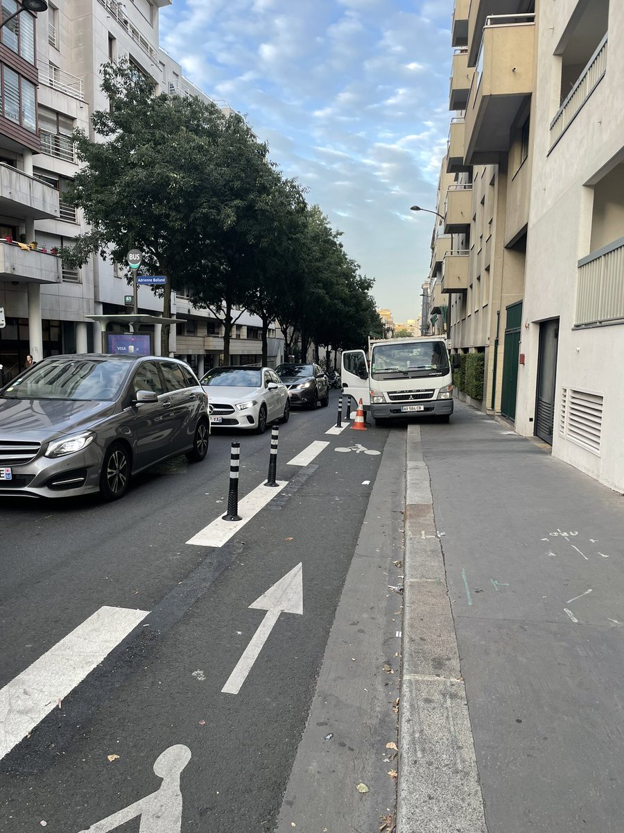 Le « ta gueule je bosse moi » du jour 🤬

Rue St Fargeau… ou la preuve qu’une infra sans contrôle ne sert à rien 
<a href="/Alx_Jardin/">alexandra jardin🌹</a> @VincentGOULIN <a href="/Mairiedu20/">Mairie du 20e</a>