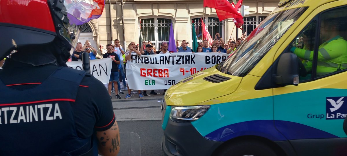 Se reanuda el servicio del tranvía cortado en el centro de #Vitoria por la protesta de los empleados de las ambulancias subcontratadas por Osakidetza