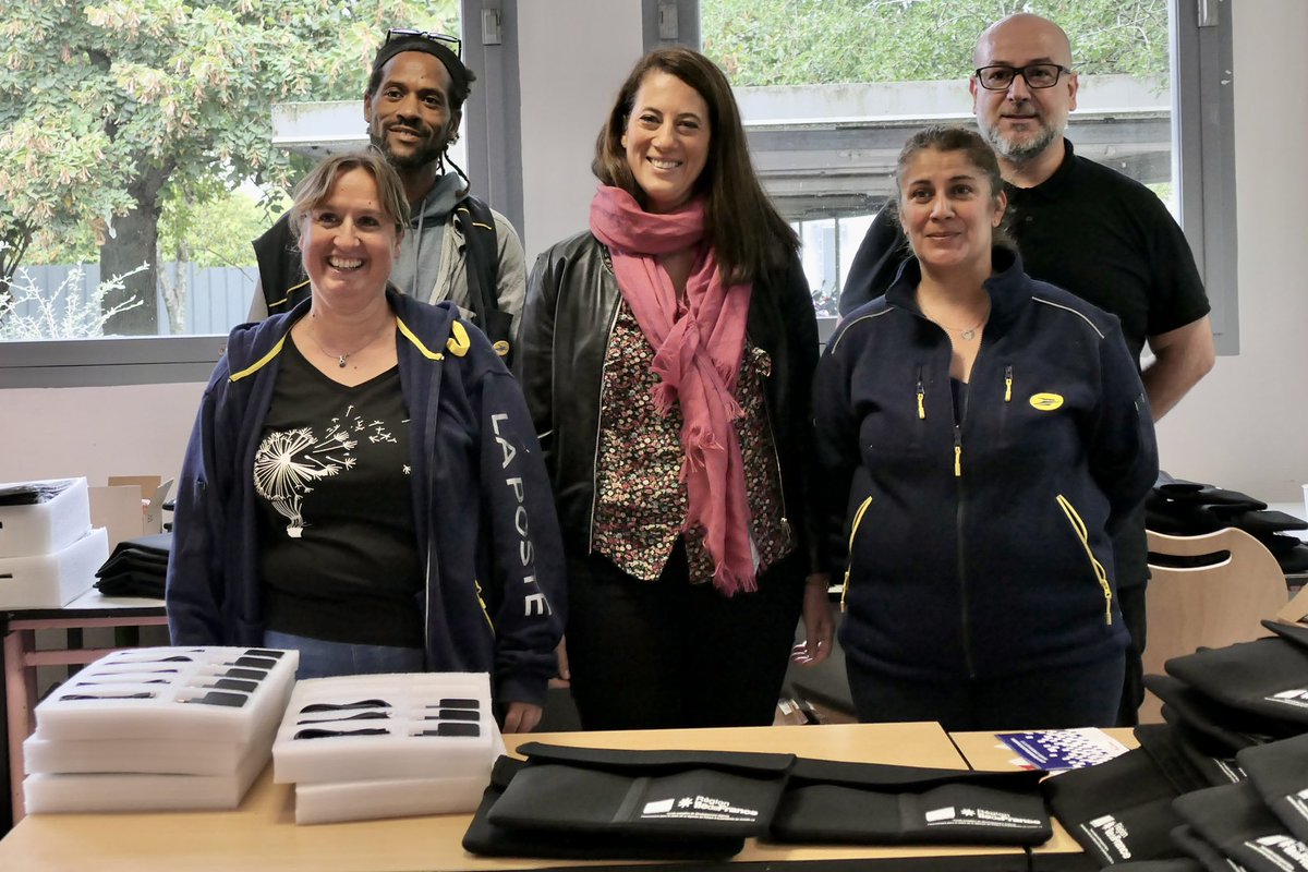 Alexandra Dublanche (@adublanche) on Twitter photo 💻 17 classes de seconde du Lycée Evariste Galois de #Sartrouville recevront aujourd’hui leur ordinateur de la Region <a href="/iledefrance/">Région Île-de-France</a>
🤝Fière de le faire comme chaque année aux côtés de <a href="/JeanYvesHepp/">JeanYvesHepp</a>, fondateur de l’entreprise <a href="/Unowhy_Officiel/">UNOWHY</a> 🇫🇷 qui conçoit les ordinateurs remis à 💻 17 classes de seconde du Lycée Evariste Galois de #Sartrouville recevront aujourd’hui leur ordinateur de la Region <a href="/iledefrance/">Région Île-de-France</a>
🤝Fière de le faire comme chaque année aux côtés de <a href="/JeanYvesHepp/">JeanYvesHepp</a>, fondateur de l’entreprise <a href="/Unowhy_Officiel/">UNOWHY</a> 🇫🇷 qui conçoit les ordinateurs remis à