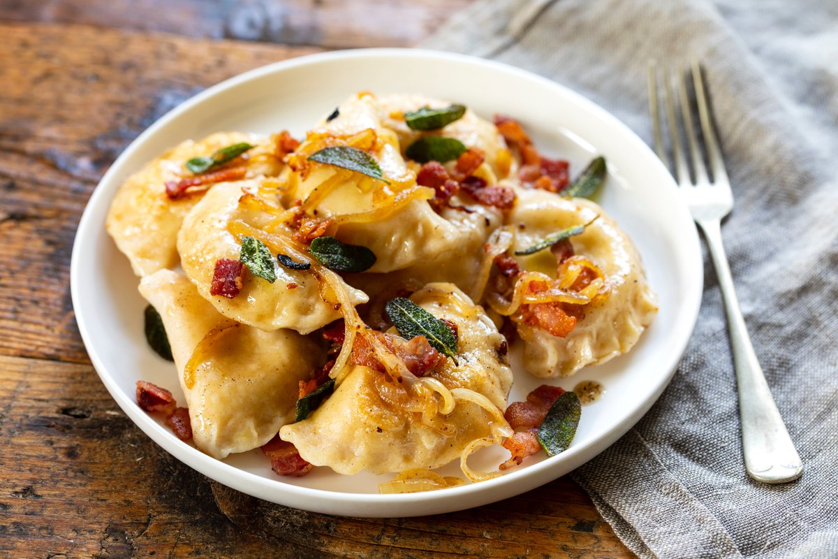 Les #pierogi sont un plat très apprécié en #Pologne et souvent considérés comme un trésor national 🇵🇱.

Les 🥟🥟 aux épinards 🌱, aux lentilles, à la viande, aux myrtilles 🫐, et bien d'autres, chacun trouvera son bonheur !

😋 Bonne Journée Internationale 🌍 des #Pierogi !