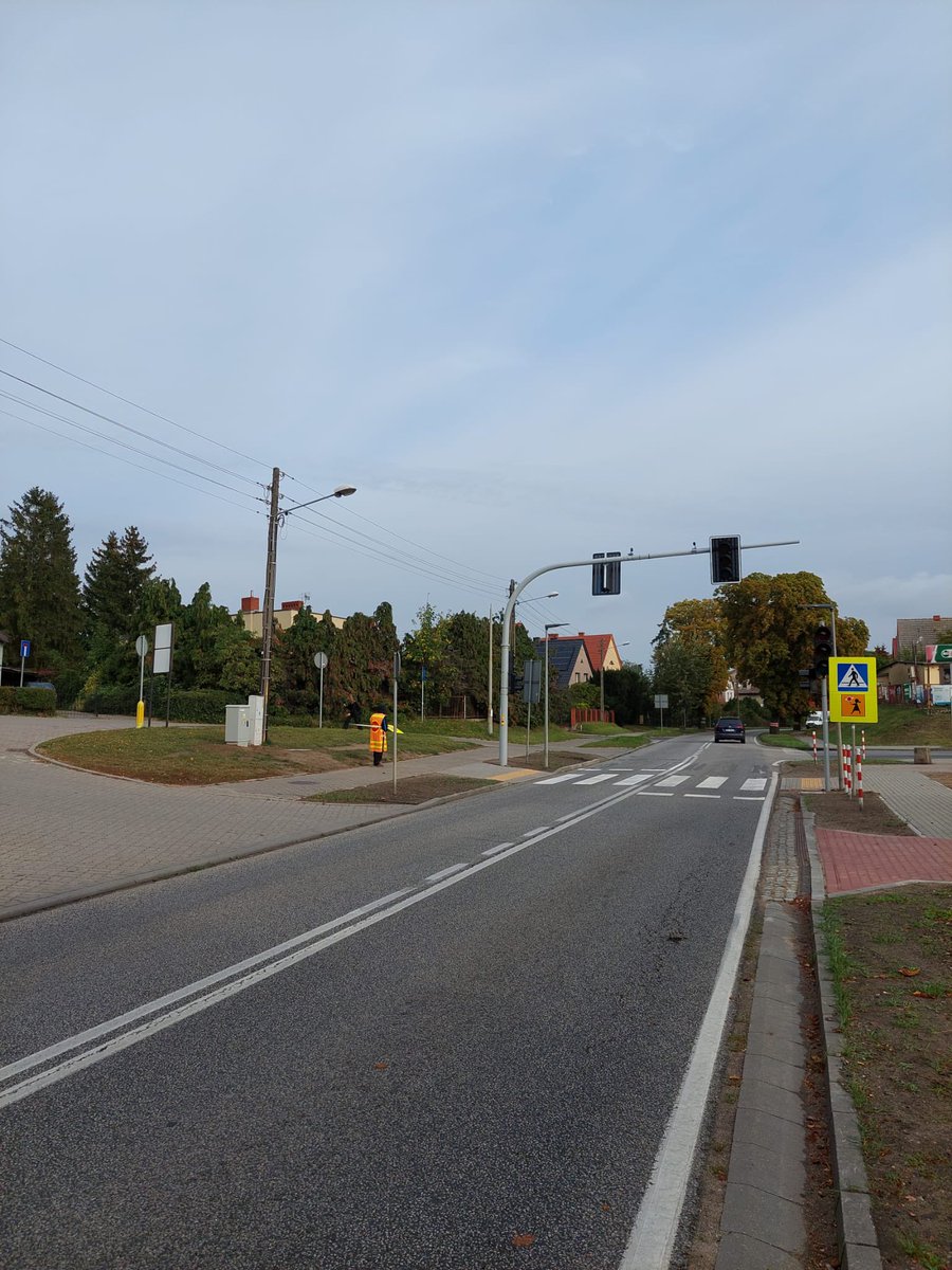 GDDKiA_Szczecin's tweet photo. W ramach Rządowego Programu Bezpiecznej Infrastruktury Drogowej zakończyliśmy prace dotyczące budowy znaku aktywnego nad przejściem dla pieszych ciągu #dk23 w m. #Wierzbnica i budowy sygnalizacji świetlej na przejściu dla pieszych wraz z budową chodnika w m. #Myślibórz #BRD https://t.co/xvsECKCAC4
