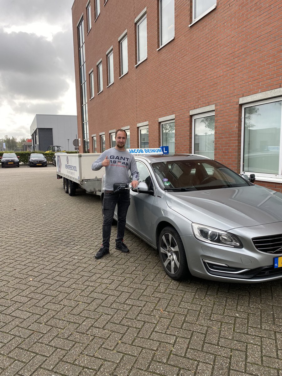 InfoDeinum's tweet photo. Sander Fennema met een mooie rit geslaagd met de aanhanger in het mooie Heerenveen. Goed gedaan hoor. Van harte gefeliciteerd en heel veel plezier met je nieuwe rijbewijs . https://t.co/02mEqEgYFd