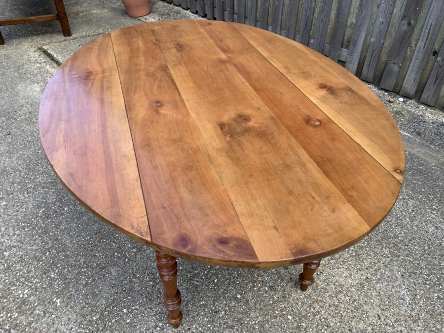 AntiqueTables1's tweet photo. Antique Cherry Oval Drop Leaf Dining Table
https://t.co/7QXaaQbYXJ
#dropleaftable #ovaltable #antiquovaltable #antique #furniture https://t.co/REIGITIp3H