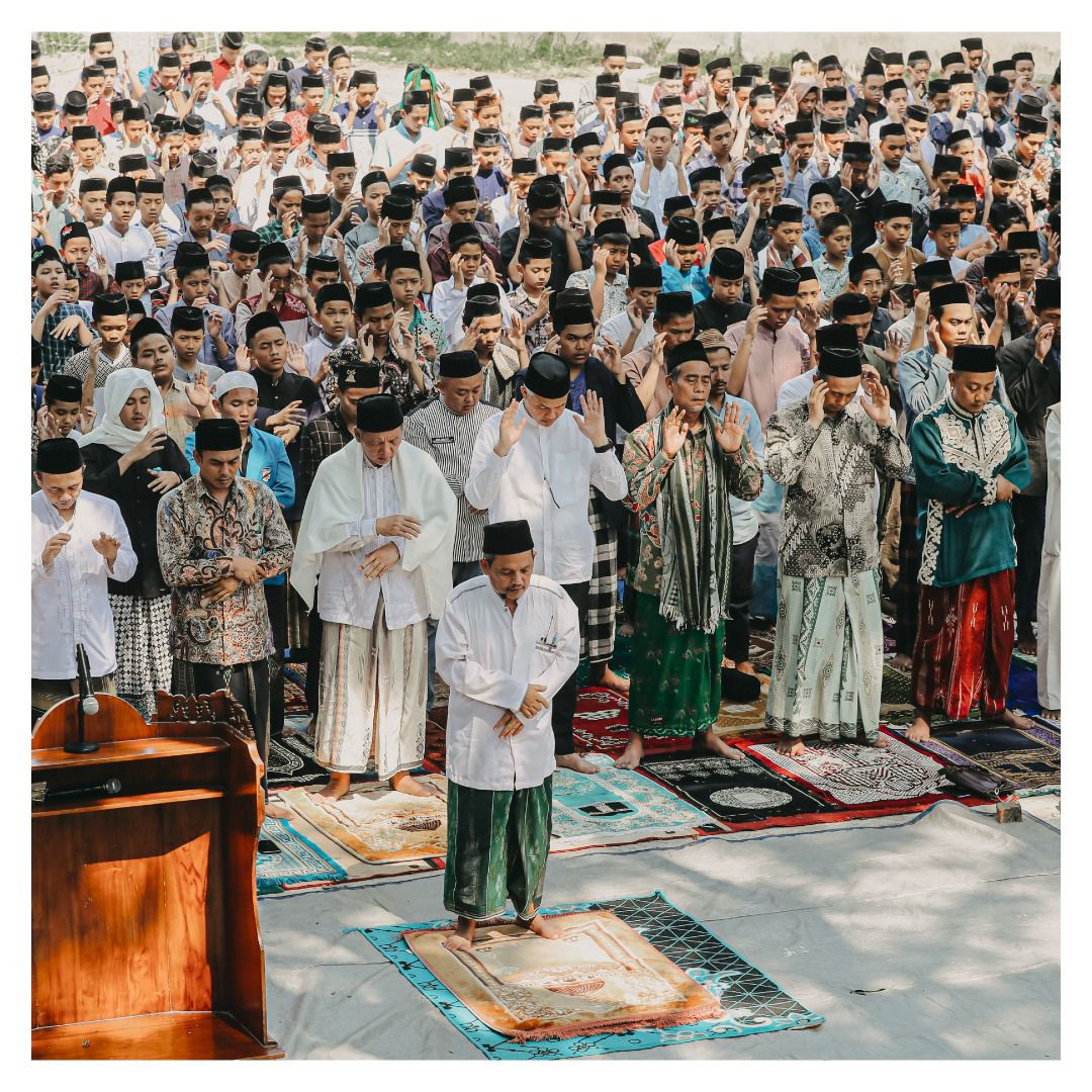 Di Ponpes Al Ittihad saya sampaikan pada para romo kyai soal kekeringan di Desa Tegallega Cianjur, dimana saya menginap semalam. Para kyai pun langsung mengajak Salat Istisqa'. Semoga dengan segala kasih sayang-Nya, hujan segera turun membahagiakan saudara- saudara petani