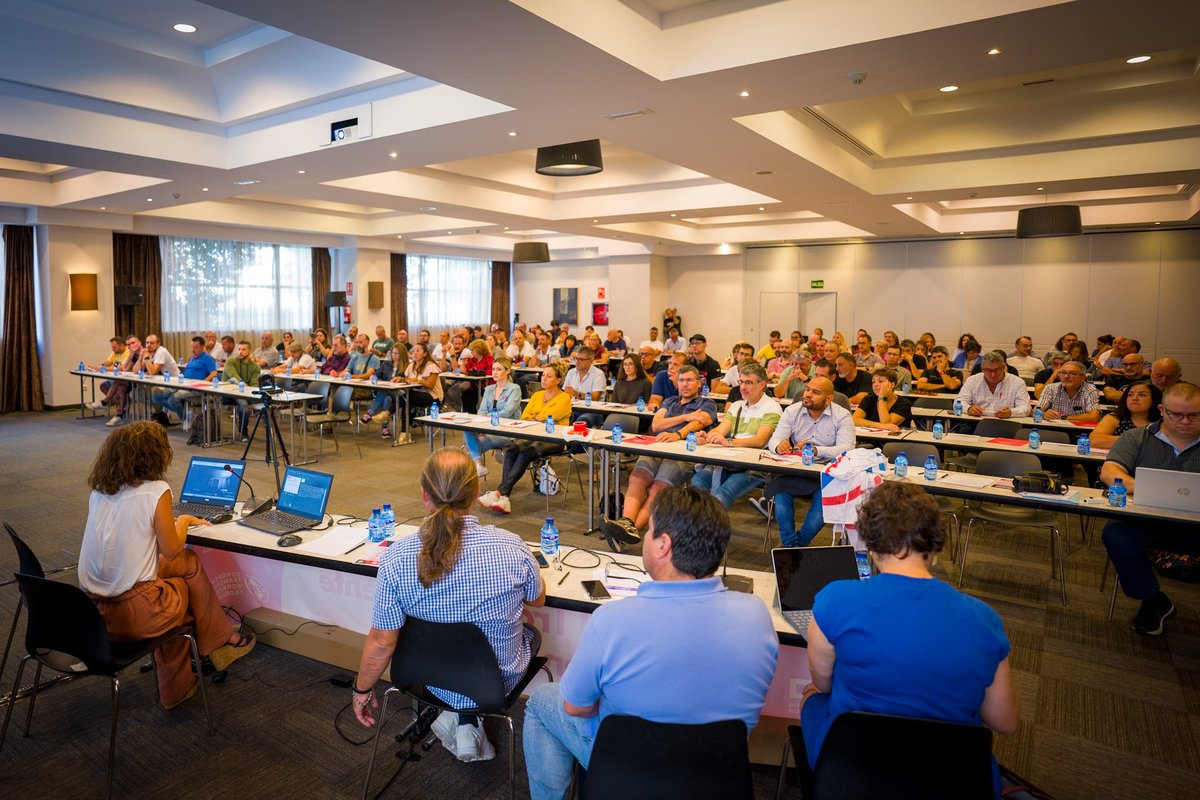FSCdeCCOO's tweet photo. 🎙️ Un turno de intervenciones pone fin a la primera mesa de la jornada.
🧠 Al reducir los riesgos psicosociales a la salud mental corremos el peligro de individualizar cuestiones tan colectivas en su naturaleza como las condiciones laborales.
#FairLogistics #LogisticsActionDays https://t.co/F9uPr9IbtG