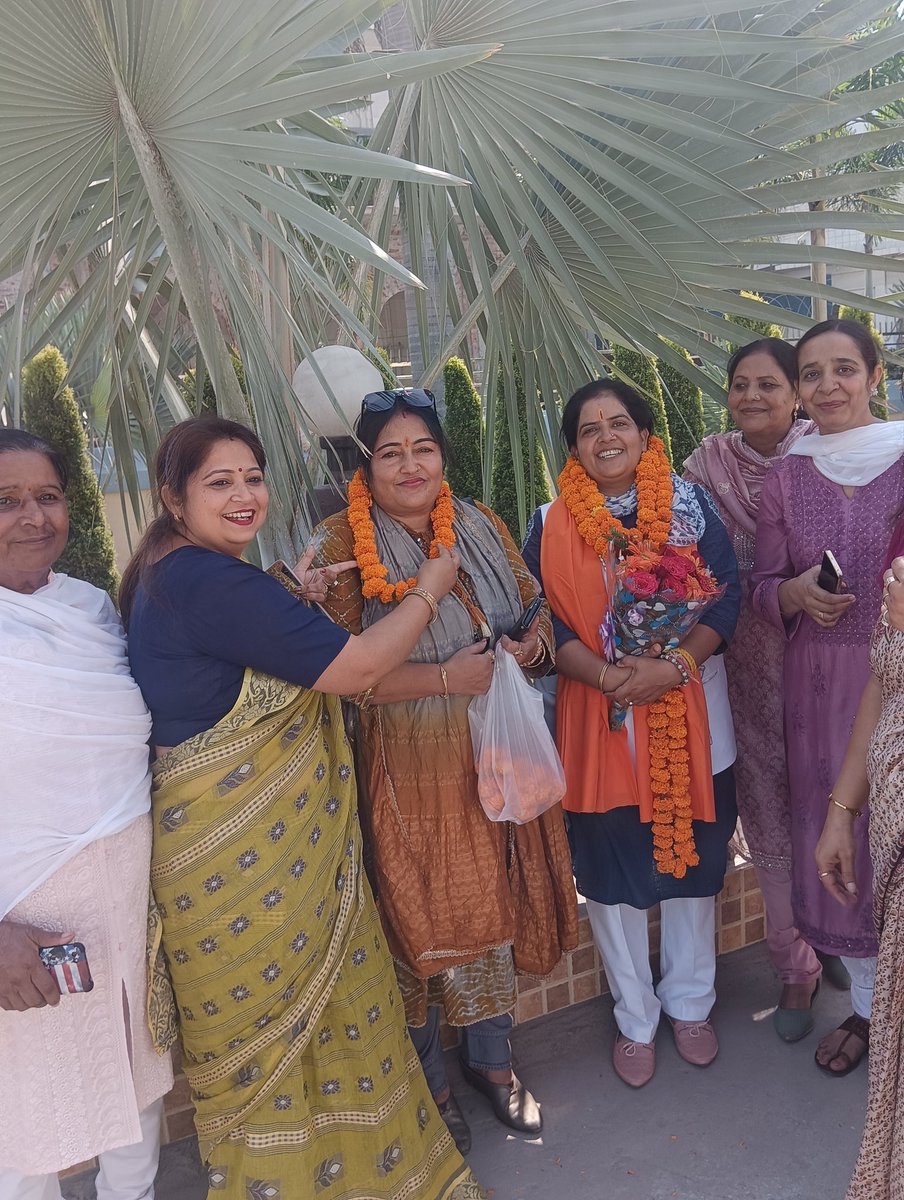 bjpmmambala's tweet photo. हिमाचल प्रदेश अध्यक्ष महिला मोर्चा बहन वंदना योगी जी , परदेस सचिव बबली शर्मा जी का अंबाला पहुंचने पर अंबाला महिला मोर्चा  गुरप्रीत कौर जी परदेस के कार्यकर्ता सदस्य जिले से  स्वागत किया।#BJMMHRY_Pravas
#BJPMMHR
@VanathiBJP @BJPMahilaMorcha @SunitaDangiHRY @BJPMMHRY @prachikhurana https://t.co/lZmGREvBsD