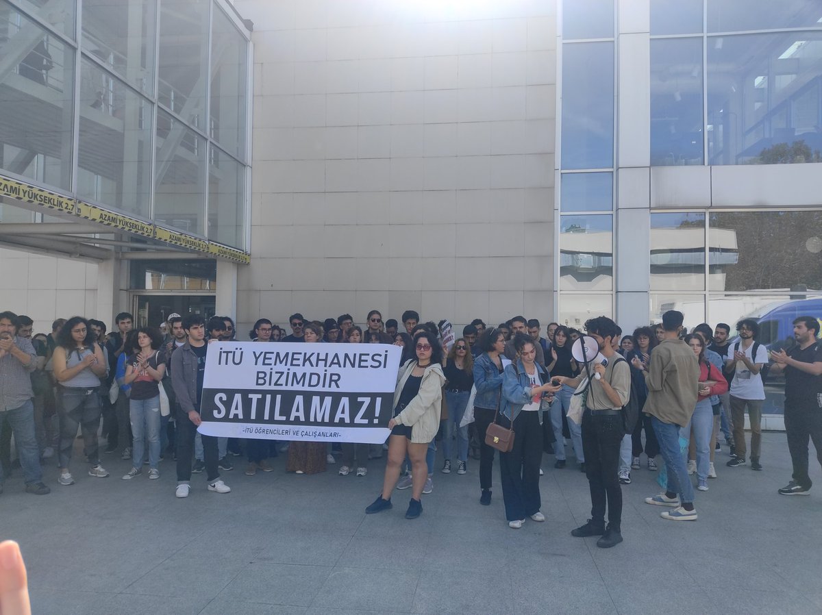 Yemekhanenin özelleştirilmesine karşı bir aradaydık. 
İTÜ öğrencileri ve emekçileri olarak yemekhanenin özelleştirilmesine karşı olduğumuzu bir kez daha haykırdık. 

Yemekhane bizimdir satılamaz!
#İTÜ