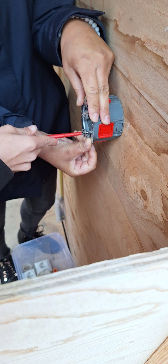 Gr 7 en 8 <a href="/kinderkoepel/">De Kinderkoepel</a> mochten kennismaken met de bouw! Bij #bouwbase naast het bouwproject van het nieuwe <a href="/Cambuurstadion/">Cambuur Leeuwarden</a> werd hard gewerkt aan ontwerpen, metselen, dakpannen leggen en elektriciteit aansluiten! Geweldige ervaring!