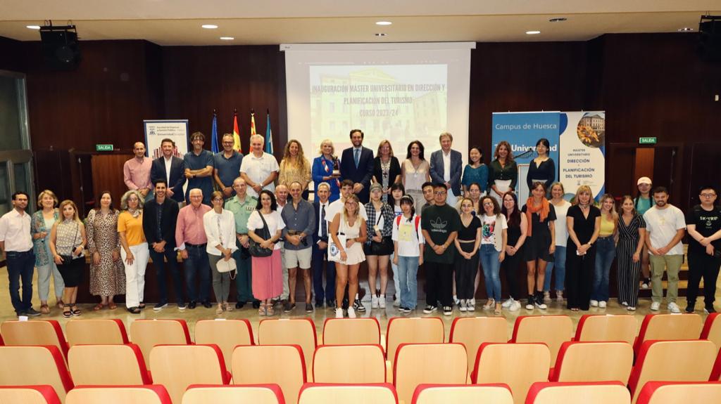 Ayer inauguramos una nueva edición del Máster en Dirección y Planificación del Turismo. Nos encanta esta foto que refleja las ganas de aportar conocimiento, investigación y profesionales desde nuestra Facultad al Turismo en general y al de la provincia de Huesca en particular👇