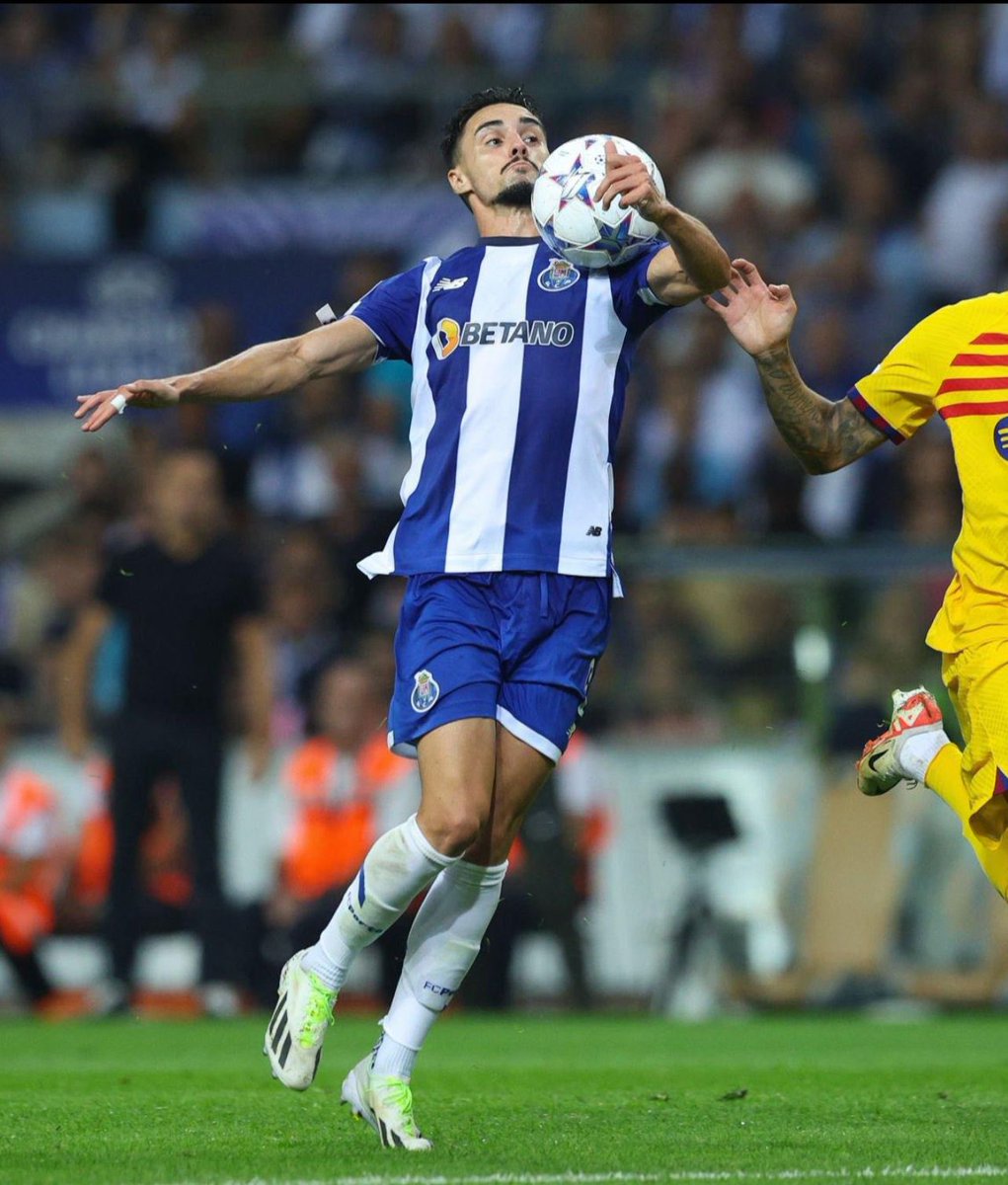 Nesta imagem fica perceptível que Eustáquio rececionou a bola com o OMBRO e não com o braço. 

Enfim... 🤡🤷‍♂️