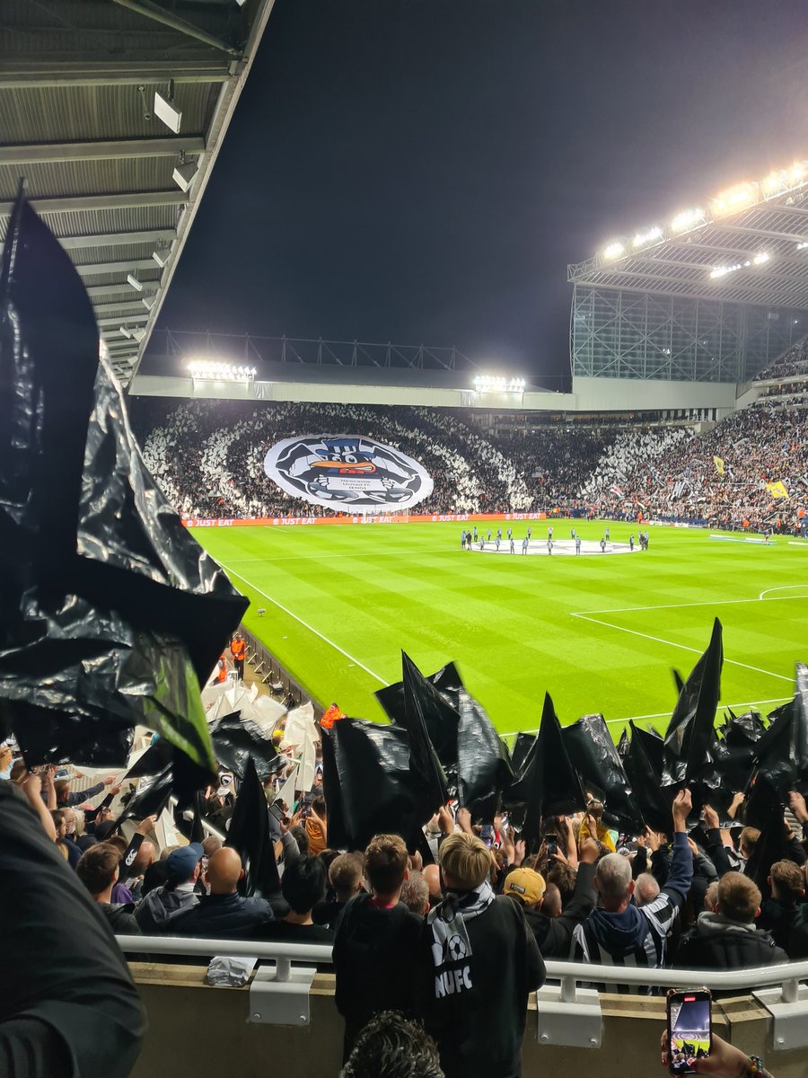 mezza78's tweet image. What a night, electric atmosphere! #nufc @worflags ⚫️⚪️