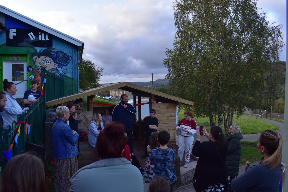 YepsRCT's tweet photo. Ddoe fe wnaethom agor y lle awyr agored a gardd gymunedol yn Fernhill.
Mae wedi bod yn brosiect cymunedol wych, ac rydym mor falch oโr bobl ifanc sydd wedi bod yn gweithioโn galed yn barod iddo gael ei fwynhau gan y gymuned leol!
#Fernhill #MountainAsh #RhCT #YEPS @EggSeeds https://t.co/CSYcETIoNb