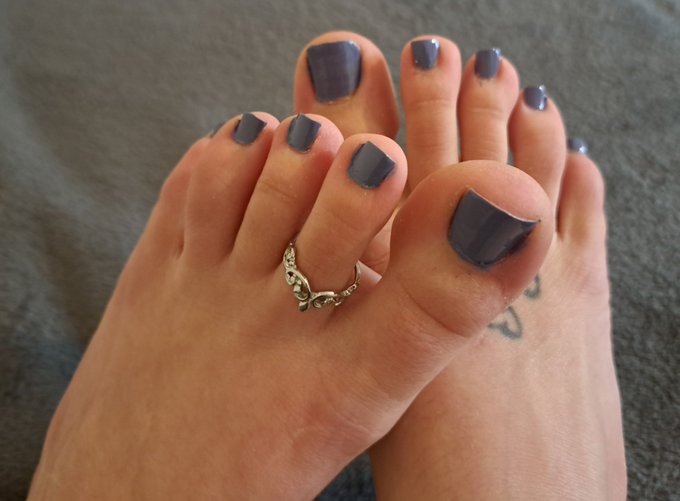 A little girl wanted to paint my nails, aren't they lovely!? 🥰 https://t.co/sF50Xa9oXW