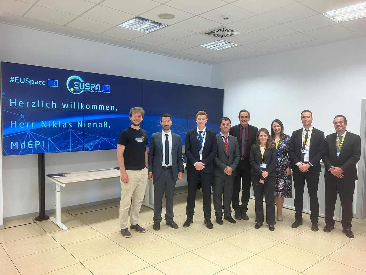 MEP <a href="/nnienass/">Niklas Nienaß</a> visited last week our GSMC in Madrid!

We discussed how #EUSpace boosts EU goals like the #EUGreenDeal &amp; explained EUSPA's strategic role in security: from sec. monitoring &amp; accreditation to the <a href="/EU_SST/">EU SST</a> Front Desk, which protects +400 sats from collision risk.