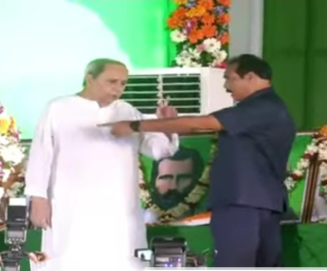 ଓଡ଼ିଶାର ମୁଖ୍ୟମନ୍ତ୍ରୀଙ୍କ ପ୍ରତି ଅଙ୍ଗରକ୍ଷୀଙ୍କ ଏ କି ପ୍ରକାର ବ୍ୟବହାର ?  ଆମେ ଓଡ଼ିଶାବାସୀ ଲଜ୍ଜିତ ଓ ମୁଁ ବ୍ୟଥିତ।