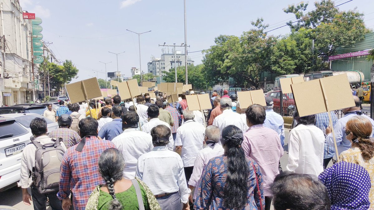 TJSPartyOnline's tweet image. TJS Chief Prof Kodandaram participated in a "PROTEST RALLY  AGAINST THE OPPRESSIVE POLICE RAIDS ON NEWS CLICK ARBITRARY ARRESTS OF JOURNALISTS AT DELHI." Organized by INDIAN JOURNALISTS UNION (IJU), TELANGANA STATE UNION OF WORKING JOURNALISTS (TUWJ)
#savejouranalism #savemedia