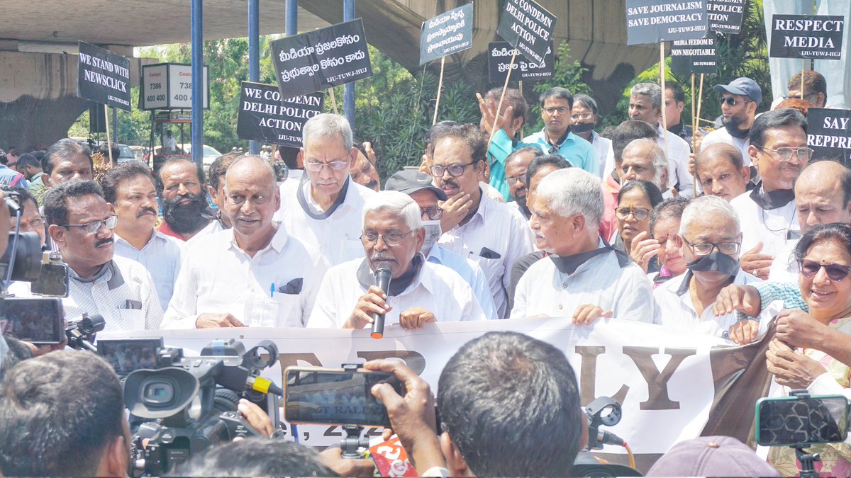 TJSPartyOnline's tweet image. TJS Chief Prof Kodandaram participated in a "PROTEST RALLY  AGAINST THE OPPRESSIVE POLICE RAIDS ON NEWS CLICK ARBITRARY ARRESTS OF JOURNALISTS AT DELHI." Organized by INDIAN JOURNALISTS UNION (IJU), TELANGANA STATE UNION OF WORKING JOURNALISTS (TUWJ)
#savejouranalism #savemedia