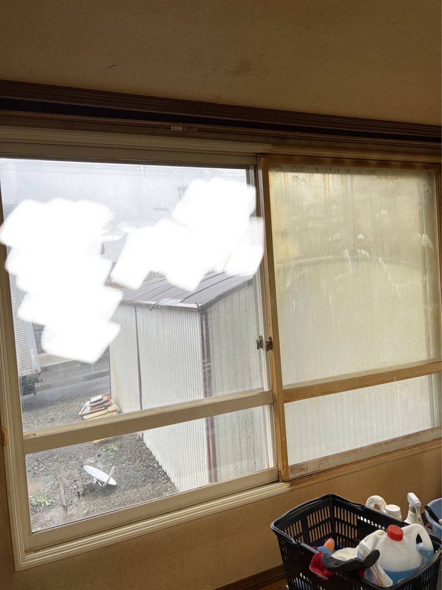 代表の越湖です。
いつも清掃は当社の優秀なスタッフが担当しておりますが今月は多忙で人手不足の為、久しぶりに私が窓の清掃を担当致しました。
17年分のヤニ汚れ内窓の清掃だけでこんなに変わりました。
右側と左側の違い分かりますか？😅