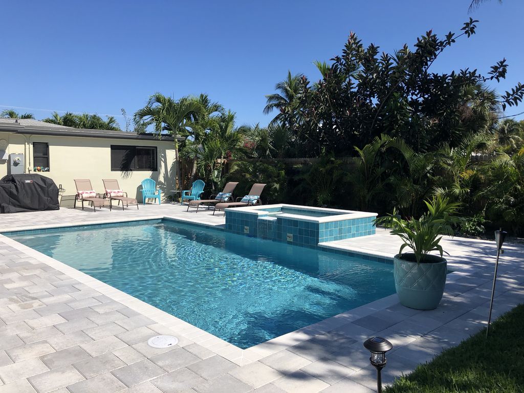 4BRPoolHomePomp's tweet photo. Relish in Pompano Beach Vacation House Rentals by Owner. This roomy, recently upgraded abode features a pristine in-ground, heated salt-water pool, and hot tub, all cocooned within a beautifully landscaped, secluded yard. #PompanoBeachHouseRentals https://t.co/gEcENbgncP https://t.co/6KvGLYbA85
