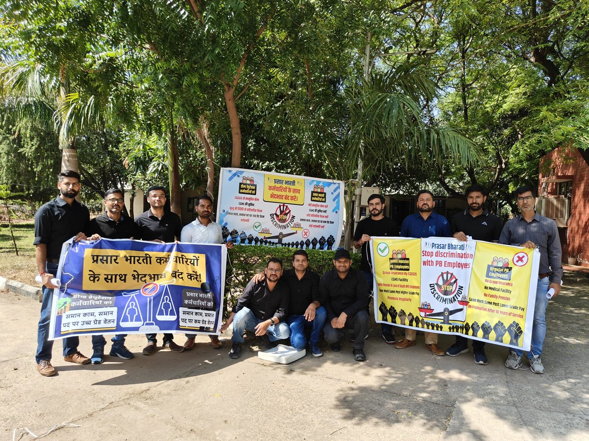 APBEE2018's tweet photo. प्रसार भारती के कर्मचारियों ने आकाशवाणी और दूरदर्शन केन्द्र चंडीगढ़ में किया शांतिपूर्ण प्रदर्शन और 5 अक्टूबर को मनाया काला दिवस ।
#Stop_Discrimination_with_PB_Employees #blackday 
@prasarbharati @GauravDwivedi95 @DPSNegiMF @csrajan @DGDDNews https://t.co/wZ0EtCqXrb