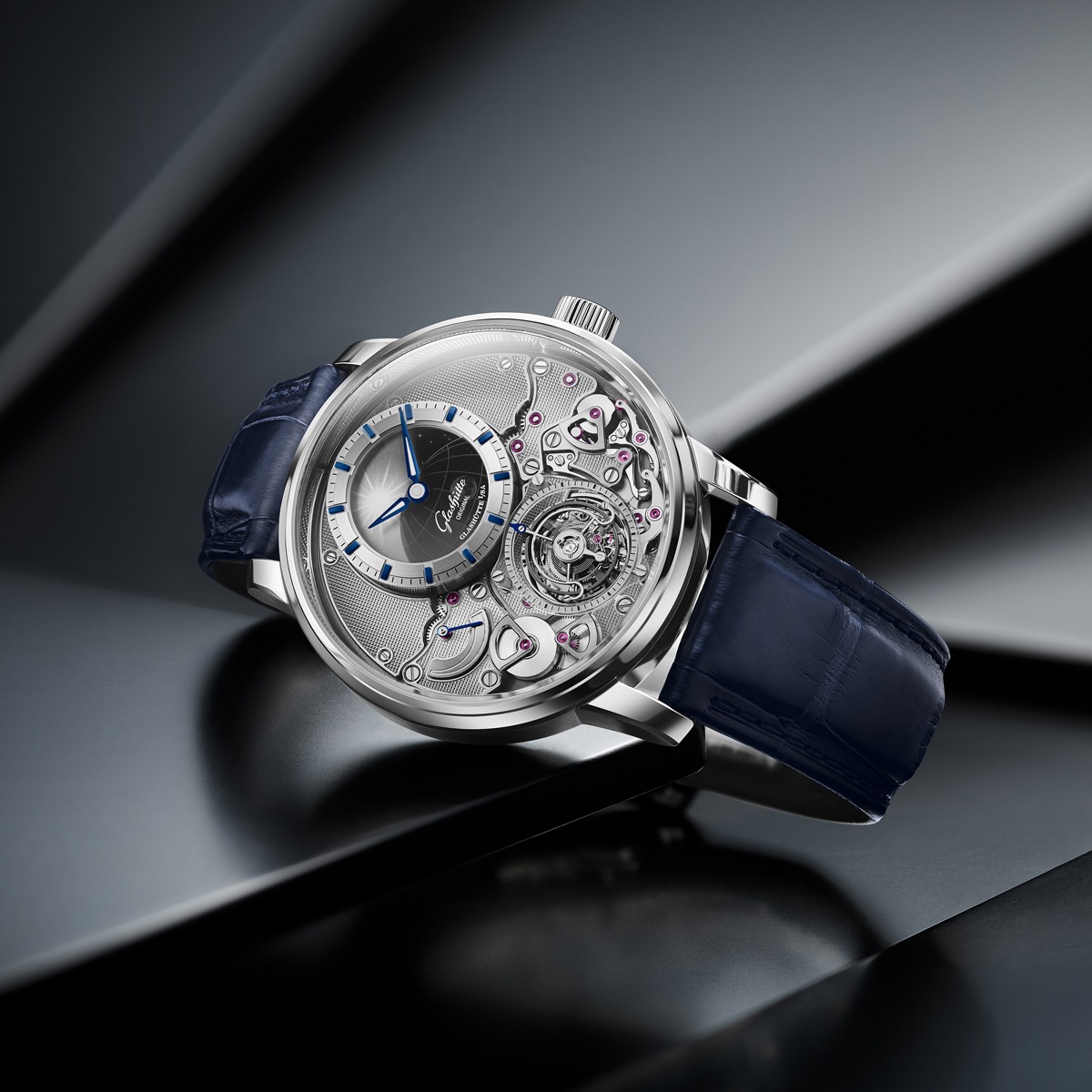 G_O_Manufactory's tweet photo. #Novelty: The stage for an enchanting choreography of the finest mechanics – in its unique architecture, our Senator Chronometer Tourbillon combines the latest manufacturing processes of the highest Glashütte watchmaking art. #PTBTO
https://t.co/FVuMpb8MyS https://t.co/pqMNB231Gl