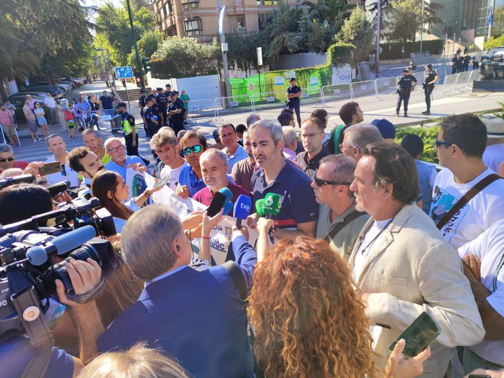 apcabos's tweet photo. @apcabos asiste a la concentración en la Cumbre Europea que se celebra hoy en #Granada reclamando la #EquiparaciónSalarial #JubilaciónDigna
#PoryParaLosCabos https://t.co/n93GmWkSGh