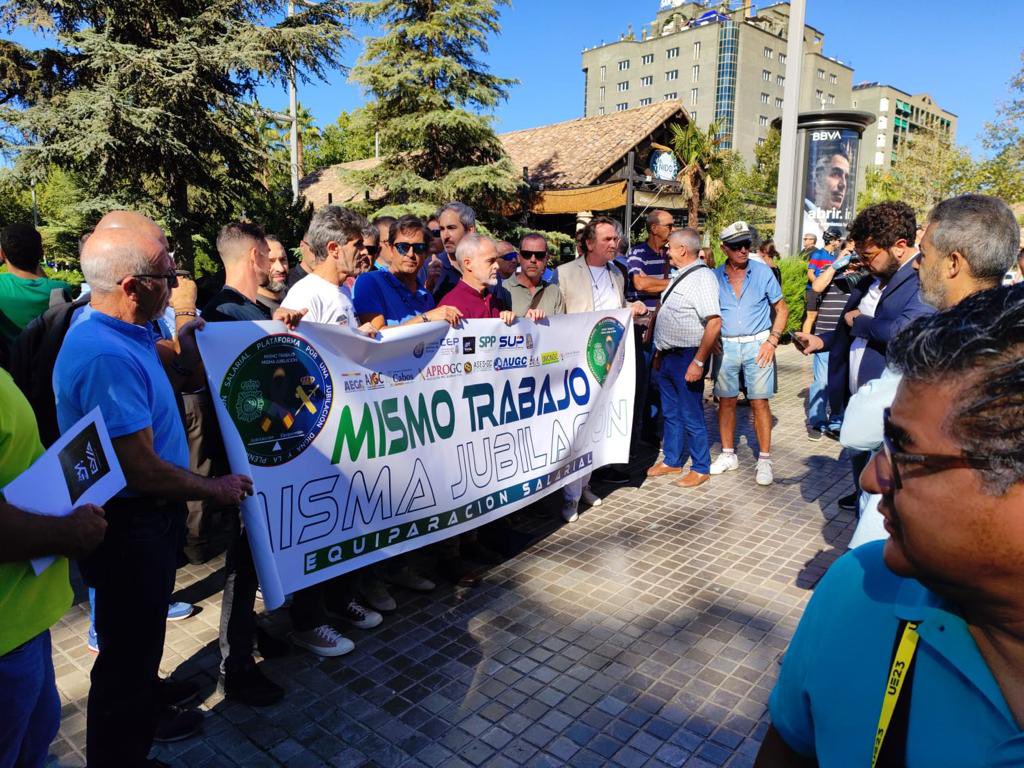 apcabos's tweet photo. @apcabos asiste a la concentración en la Cumbre Europea que se celebra hoy en #Granada reclamando la #EquiparaciónSalarial #JubilaciónDigna
#PoryParaLosCabos https://t.co/n93GmWkSGh