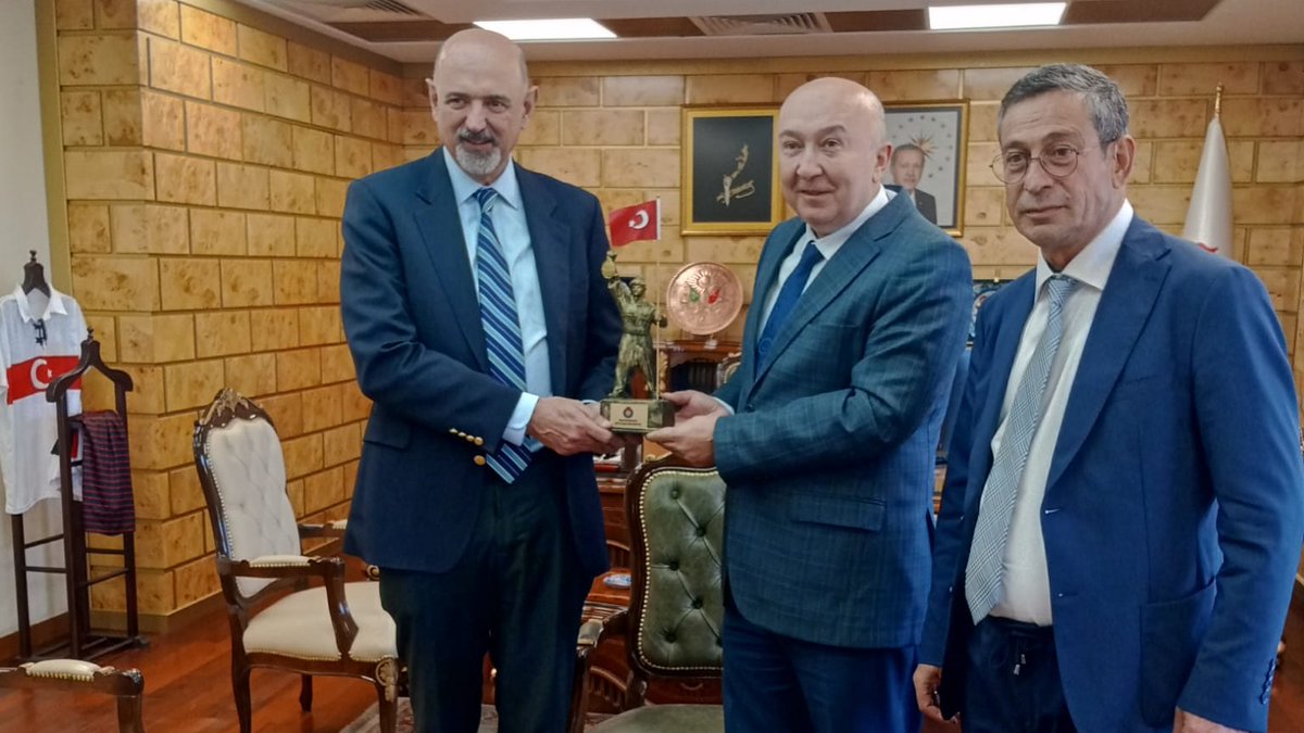 Fed.Bşk. Prof.Dr.GÜNAY Avustralya Büyükelçisi Sn Miles ARMİTAGE ile birlikte, Sütçü İmam Üniv.Rek. Prof.Dr. Alptekin YASIM'ı ziyaret etti
Ziyarette depremden etkilenen vatandaşlarımıza, öğrencilerimize destek olmak adına bağışlanan konteyner kütüphanenin, açılışı gerçekleştirildi