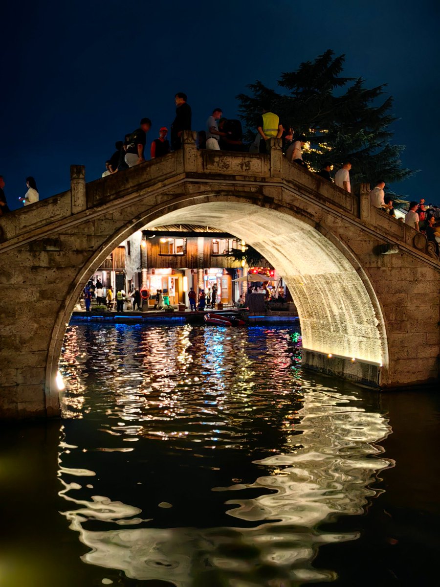 中国の水郷古鎮は好きですか。Do you like ancient water towns in China?中国江南水乡古镇大同小异，绍兴柯桥古镇夜景还算漂亮，你最喜欢中国哪个古镇呢？ https://t.co/4hOpdJOHar