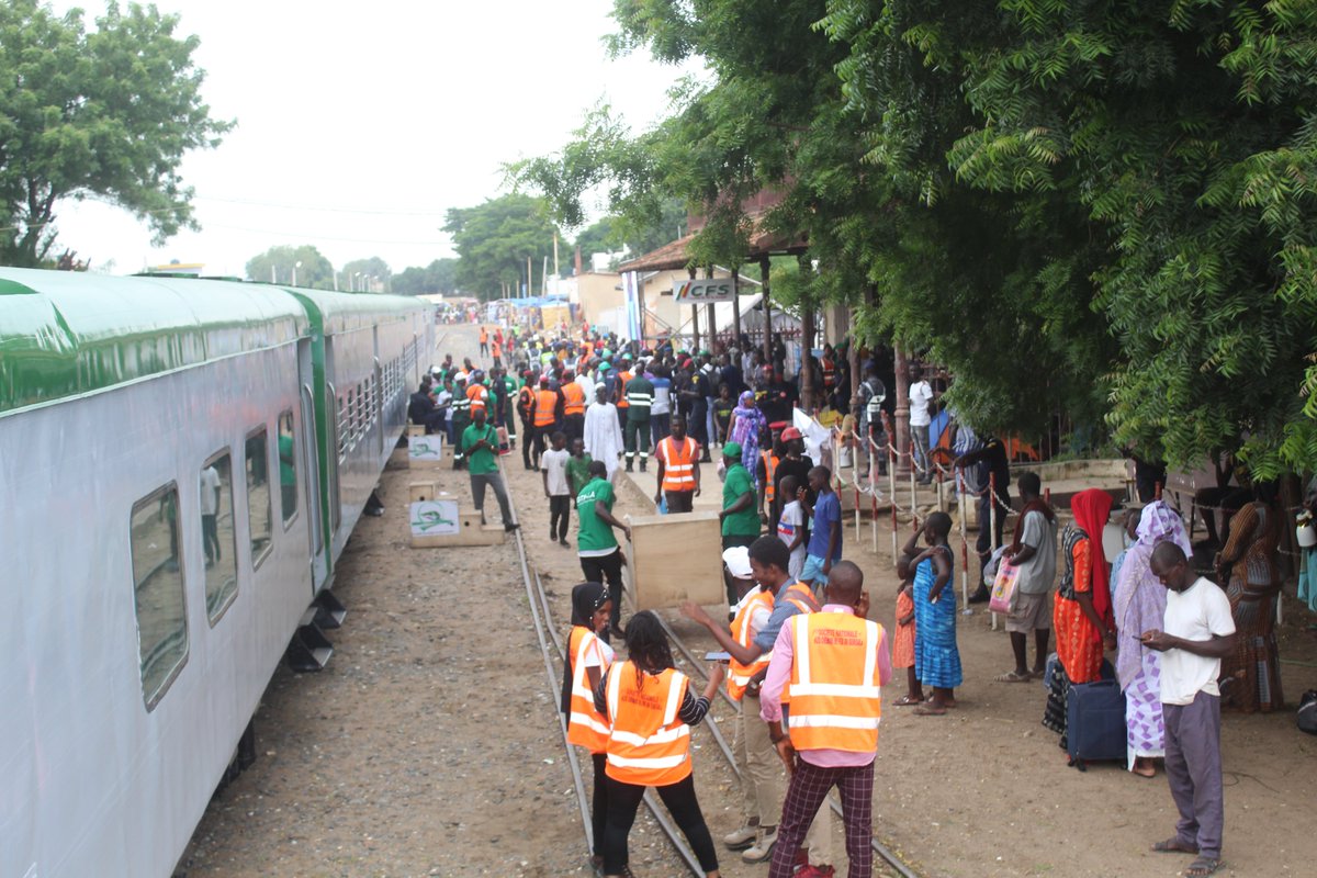 La gare de Tivaouane en image lors du Gamou ,le train est remis sur les rails par l'ingeniosité de la SNCFS sous la commande du Directeur Malick NDOYE. #MITTD #MansourFaye #CFS2023 #TivaouaneBourd #Maouloud2023#