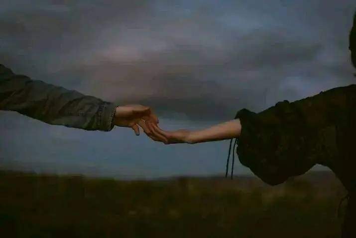 " ہر انسان اُس شخص کے سامنے خود کو مصروف ظاہر
 کرتا ہے. جس کو وہ اہمیت نہ دیتا ہو. آگر کوئی انسان ایک سے زیادہ بار آپکو یہ کہہ کر نظر انداز کرے کہ؛  میں مصروف ہوں. تو سمجھ جائیں آپ غلط دروازے پر دستک دے رہے ہیں..! " ❤️🌱🥀

#___🥀🖤🕊️