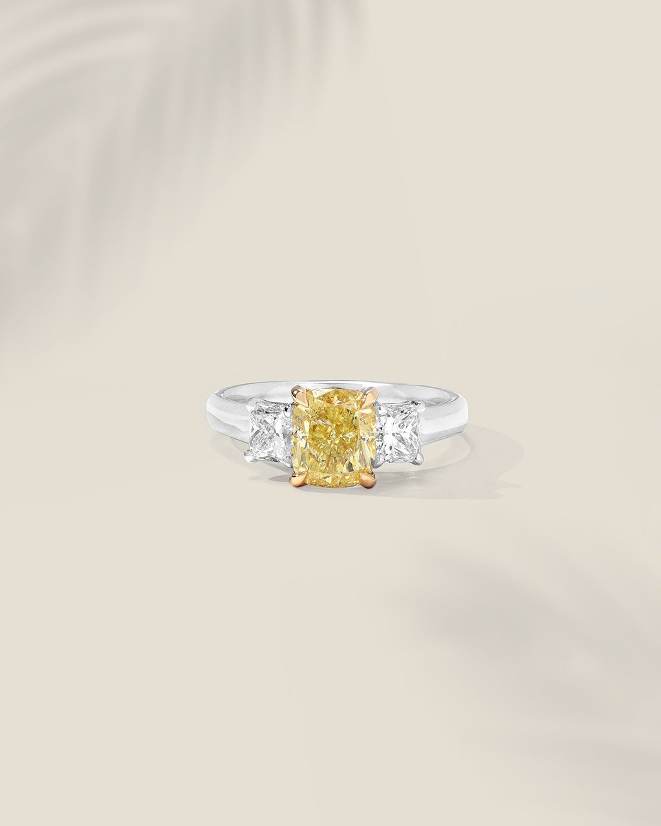 alzainjewellery's tweet image. From princess cuts to breathtaking clarity, Al Zain&apos;s Diamond Essentials showcases art pieces radiating in pure brilliance.

.نُعرض لكم قطعًا فنية تتألق بالبريق النقي

#AlZain #DiamondEssentials #Diamonds #Jewellery #Jewelry #DiamondRing