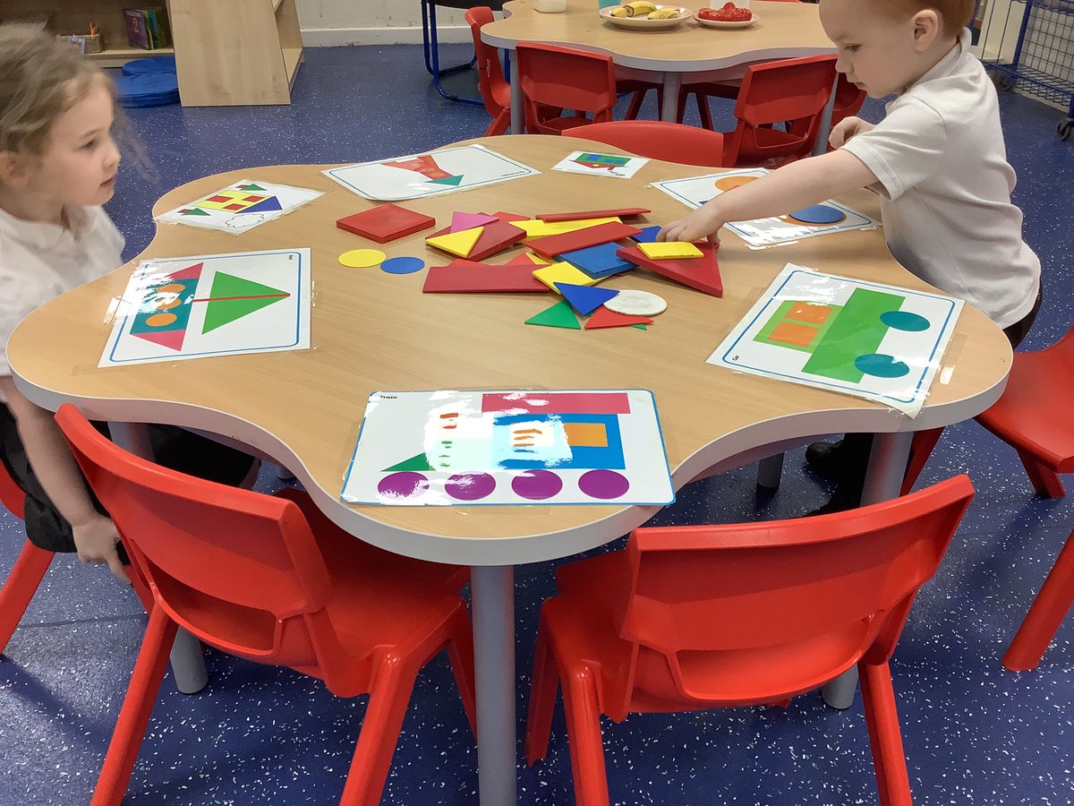 HasNursery's tweet image. Look at our #MagicMaths learning challenge this week! 

We are using our shapes to make something new !! 🔴🟩🔺

#SuperShapes